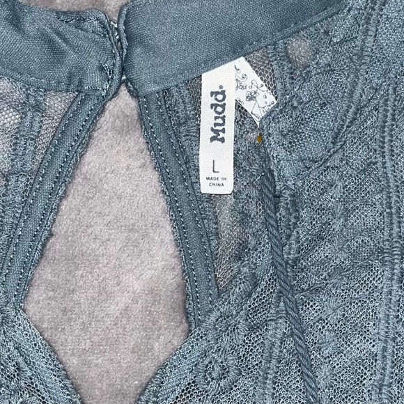 Mudd Women’s Long Sleeve Cold Shoulder Top - Picture 2 of 4